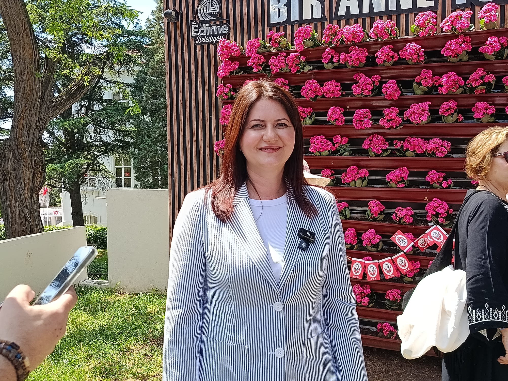Edirne’de Anneler Günü, Edirne Kadın Dayanışması ve Edirne Belediyesi’nin iş birliğiyle düzenlenen duygu dolu bir programla kutlandı. Kentin kadınları, ulu önder Mustafa Kemal Atatürk’ün annesi Zübeyde Hanım’ın büstü önünde bir araya gelerek dayanışma mesajları verdi.